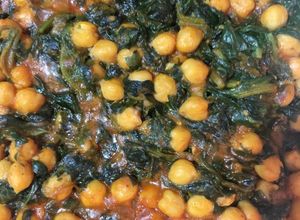 Foto principal de Garbanzos con espinacas cominos y pimentón