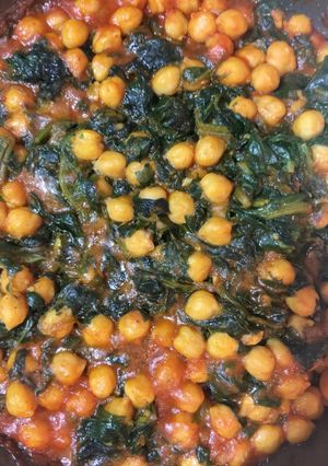 Una foto de Garbanzos con espinacas cominos y pimentón