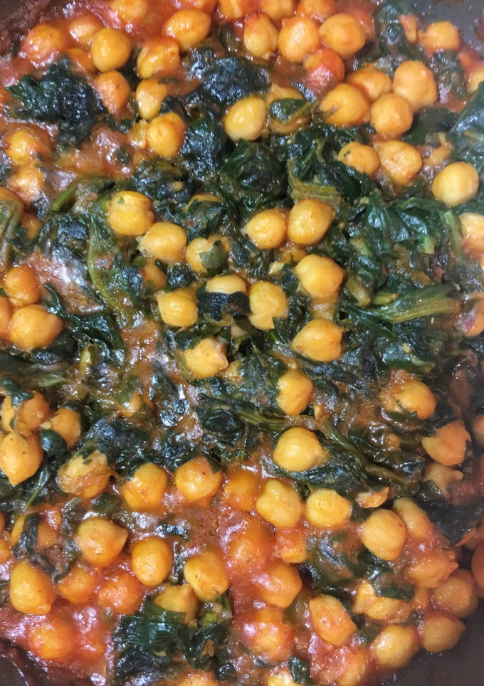 Una foto de Garbanzos con espinacas cominos y pimentón
