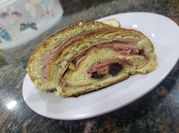 Una foto de pan con huevo y tocineta