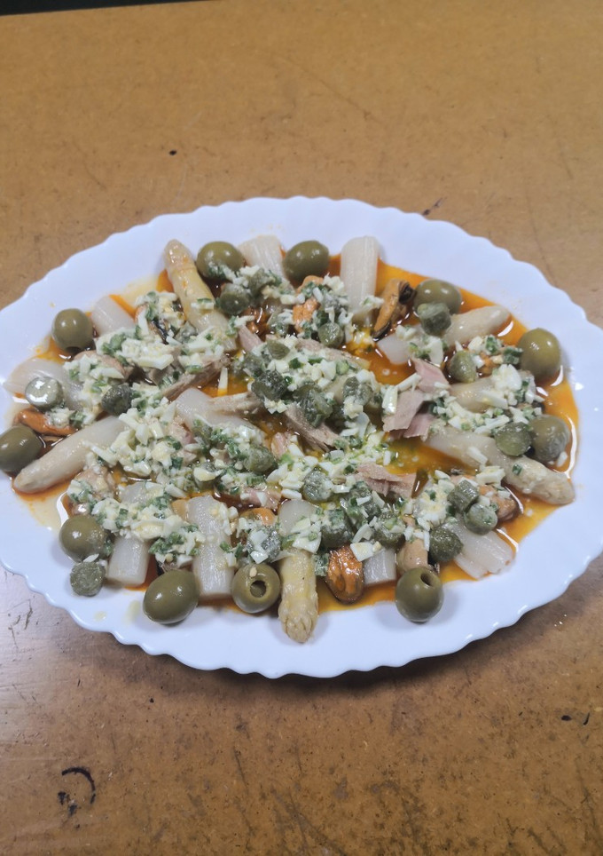 Una foto de Ensalada de espárragos y mejillones