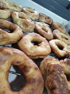 Una foto de Donuts caseros con cobertura de azúcar glass