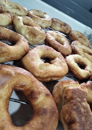 Una foto de Donuts caseros con cobertura de azúcar glass