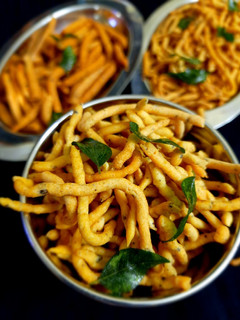 மிளகு காராச்சேவு (Pepper kaara sev recipe in tamil) செய்முறை முக்கிய புகைப்படம்