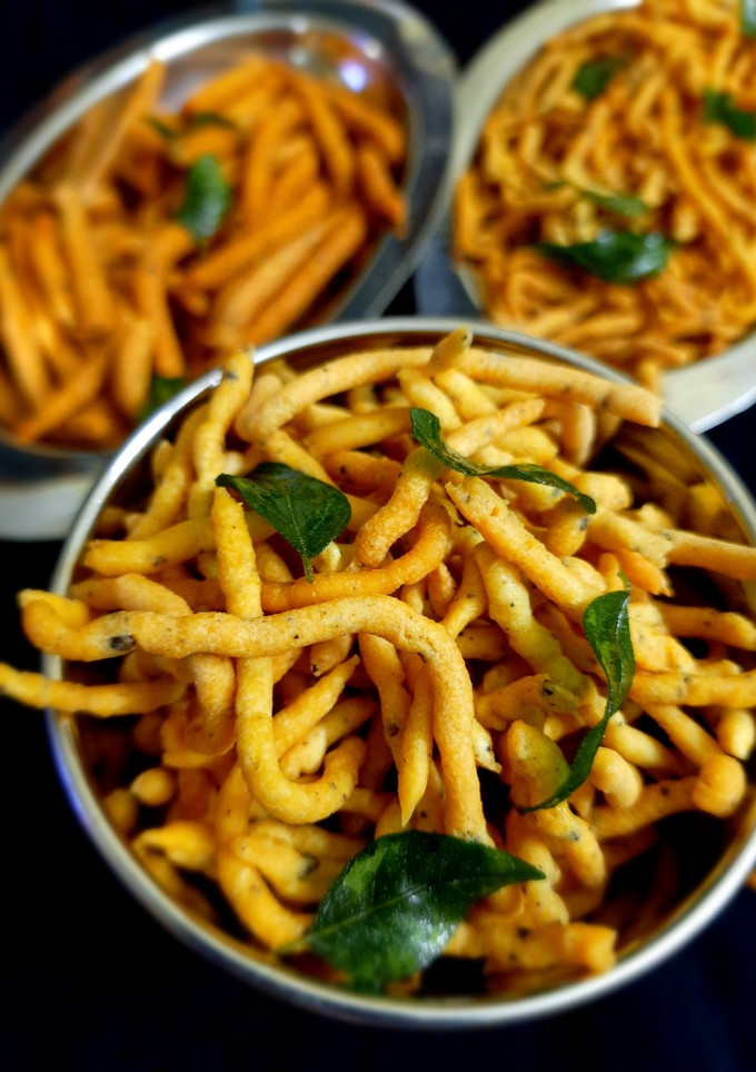மிளகு காராச்சேவு (Pepper kaara sev recipe in tamil) செய்முறை முக்கிய புகைப்படம்