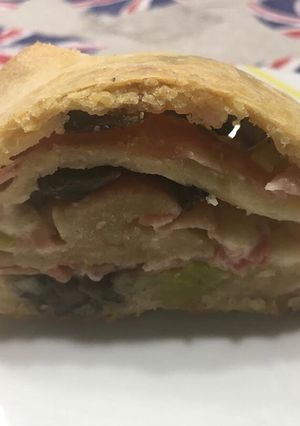 Foto di Strudel con porro, fontina, prosciutto cotto e funghi