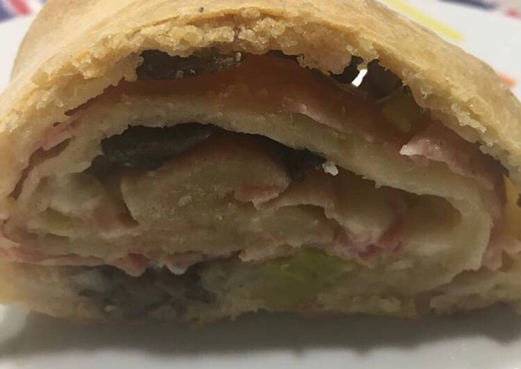 Strudel con porro, fontina, prosciutto cotto e funghi