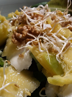 Una foto de Ensalada de mango, queso mozzarella, nueces y un toque de miel de acacio