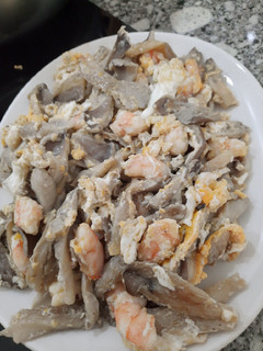 Una foto de 🍄 setas con langostinos guindilla y huevos