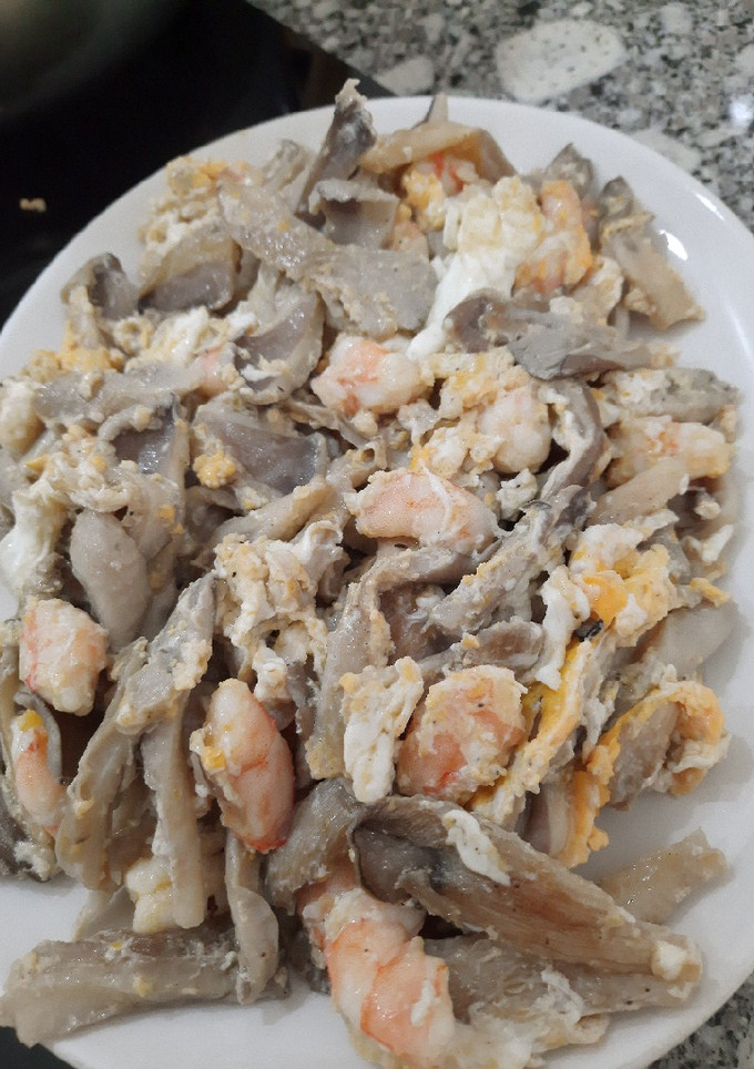 Una foto de 🍄 setas con langostinos guindilla y huevos