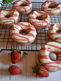 Una foto de Donuts de fresa y chocolate blanco versión Burpee_vet
