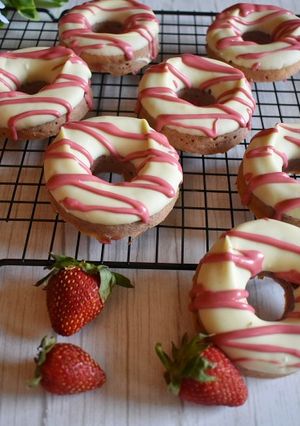 Una foto de Donuts de fresa y chocolate blanco versión Burpee_vet