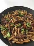 Penne con vegetales y filetes de miñon