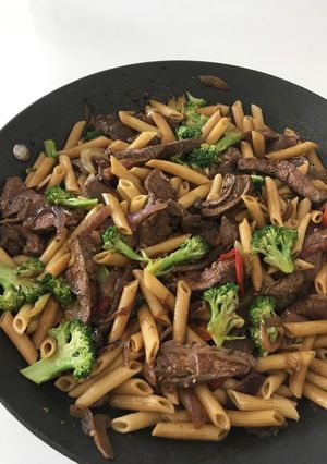 Una foto de Penne con vegetales y filetes de miñon
