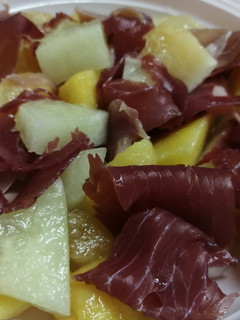 Foto di Insalata fresca di melone pesca bresaola e prosciutto crudo 😋