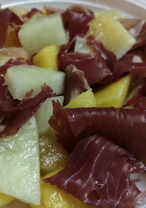Foto di Insalata fresca di melone pesca bresaola e prosciutto crudo 😋