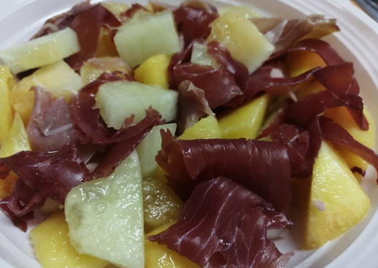 Insalata fresca di melone pesca bresaola e prosciutto crudo 😋