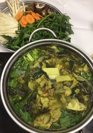 Hình của món Lẩu ếch măng cay.
