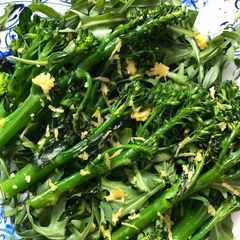 A picture of Roast broccoli with rocket and lemon.