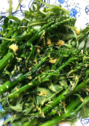A picture of Roast broccoli with rocket and lemon.