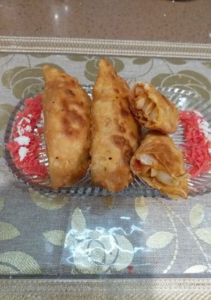 A picture of Macroni calzone.