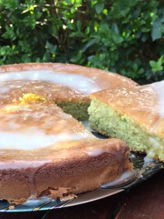 Una foto de Bizcocho con aguacate y glaseado de limón