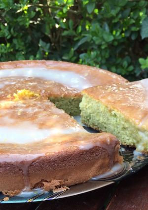 Foto principal de Bizcocho con aguacate y glaseado de limón