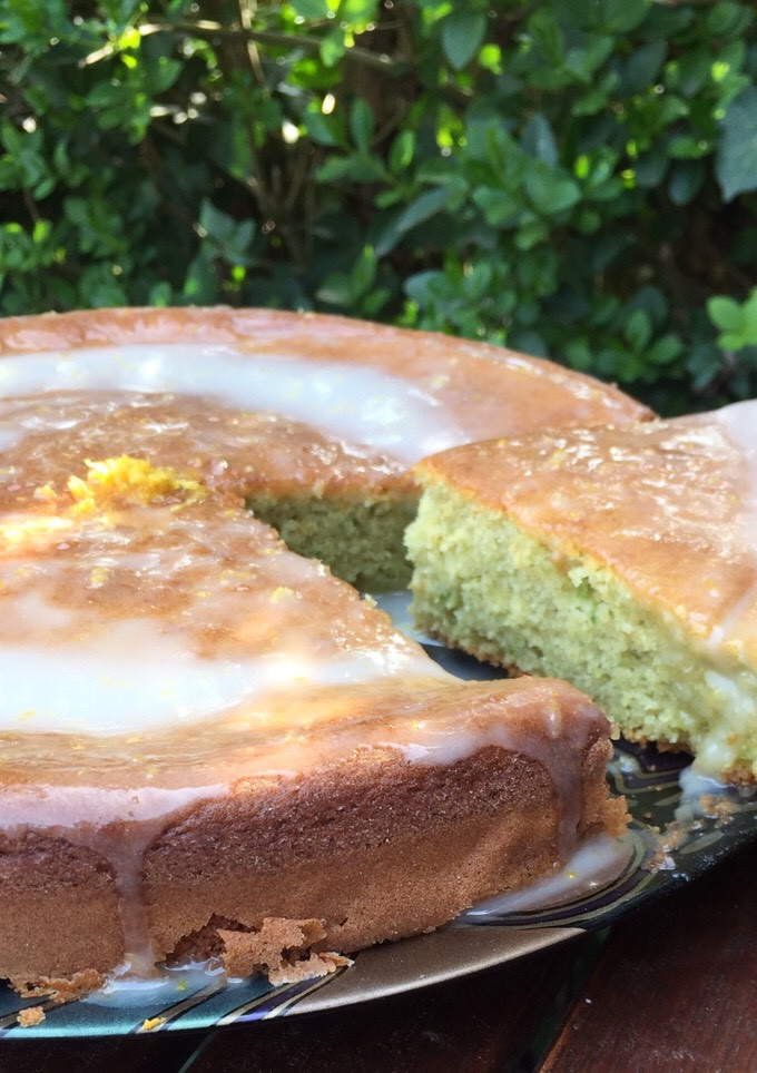 Una foto de Bizcocho con aguacate y glaseado de limón
