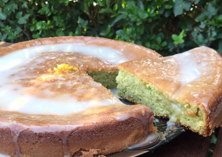 Bizcocho con aguacate y glaseado de limón