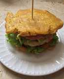 Patacón pisa’o / hamburguesa de pollo y salchichas de cerdo