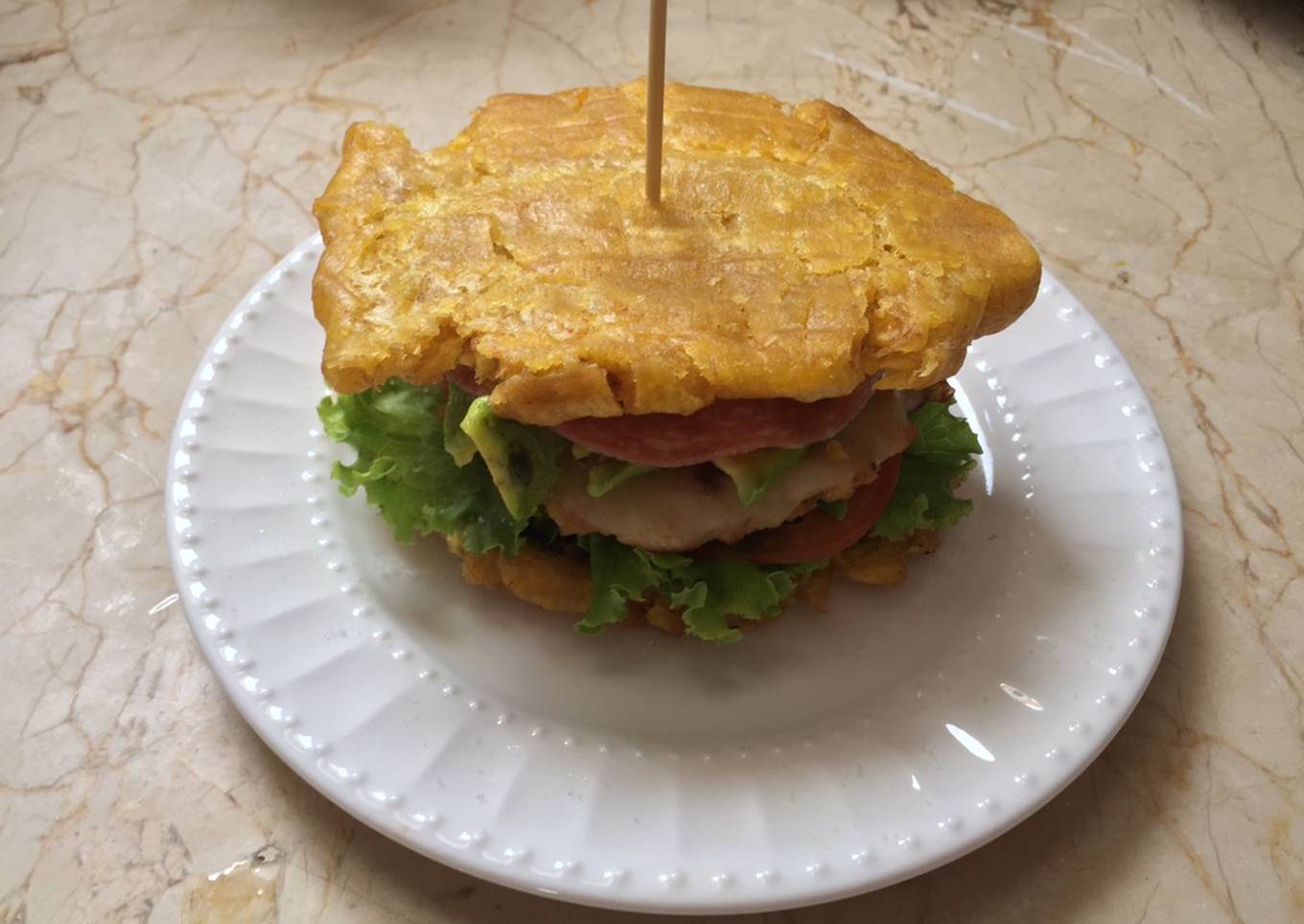 Patacón pisa’o / hamburguesa de pollo y salchichas de cerdo