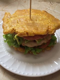 Una foto de Patacón pisa’o / hamburguesa de pollo y salchichas de cerdo