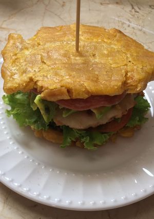 Una foto de Patacón pisa’o / hamburguesa de pollo y salchichas de cerdo