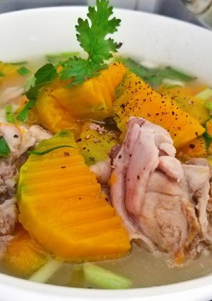 Hình của món Canh gà nấu bí đỏ.