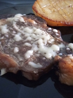 Una foto de Entrecot Angus con Copos de Mozzarella y Patatas Asadas