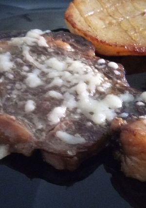 Una foto de Entrecot Angus con Copos de Mozzarella y Patatas Asadas