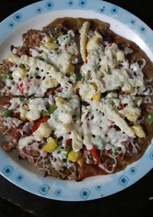 થેપલા પીઝા (Thepla Pizza Recipe In Gujarati) રેસીપી મુખ્ય ફોટો