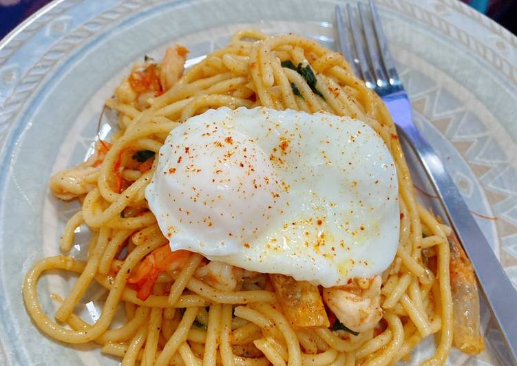 Langkah Mudah untuk Menyiapkan Spaghetti Aglio olio Bayam Pouch Egg, Lezat