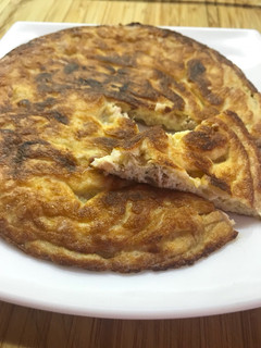 Una foto de Tortilla de atún y cebolla