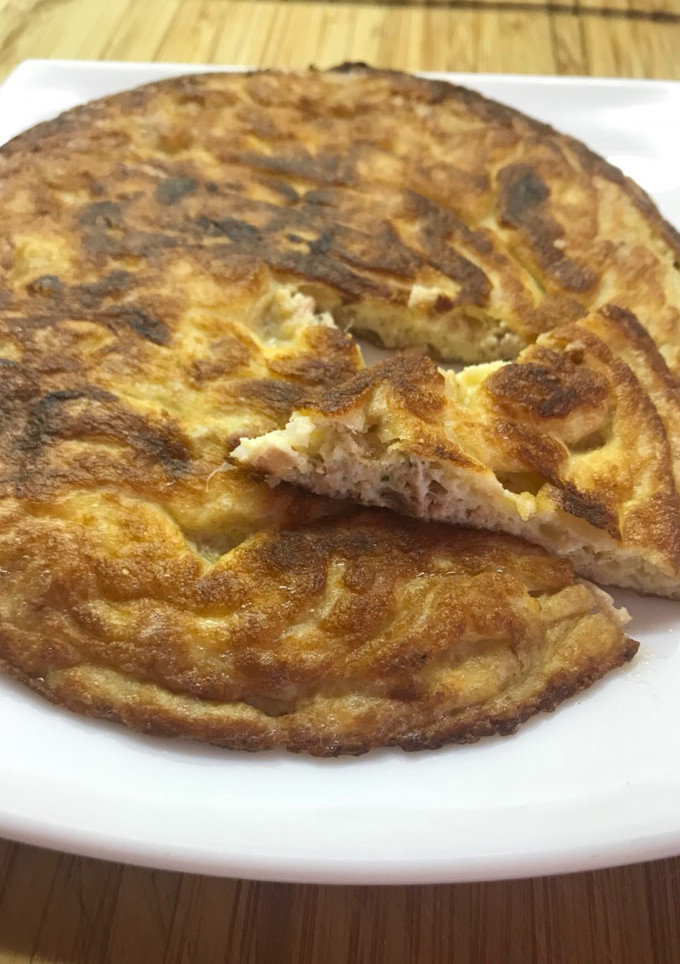 Una foto de Tortilla de atún y cebolla