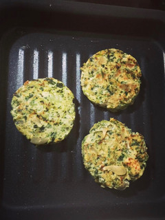 Una foto de Hamburguesas de brócoli y pechuga de pollo