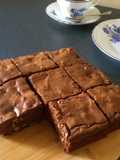 Brownie con noci caramellate