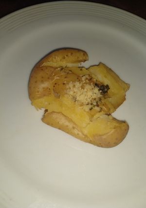 Una foto de Papas aplastadas, con pesto 🥔
