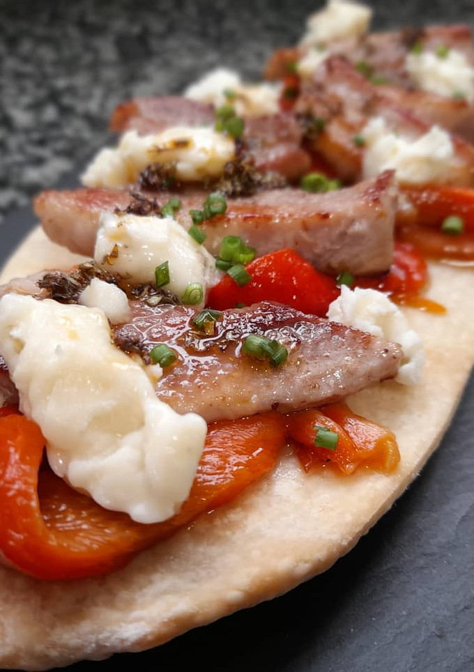 Una foto de Coca de secreto a la plancha, chimichurri, pimiento y gorgonzola