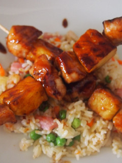 Una foto de Brochetas de pollo teriyaki y piña