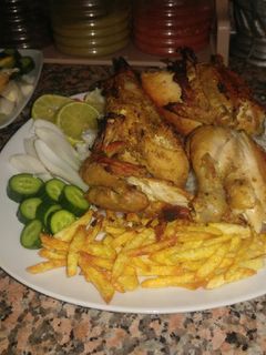 صورة لوصفة قطع الدجاج المشوية بالفرن مع الأرز والخضروات