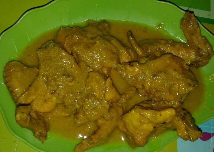 Opor ayam bumbu kuning