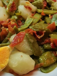 Una foto de Judías verdes salteadas con jamón y huevo duro