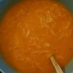 Una foto de Sopa de tomate o pomidorowa