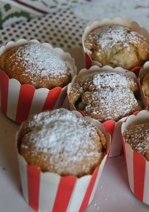 Zdjęcie przepisu Wegańskie muffiny z jabłkami - kokosowe, z rodzynkami i cynamonem.